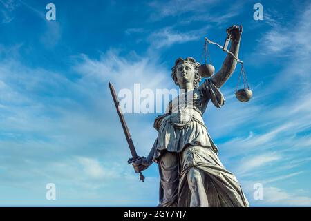 Justitia Denkmal in Frankfurt römerberg niedrigen Winkel Stockfoto