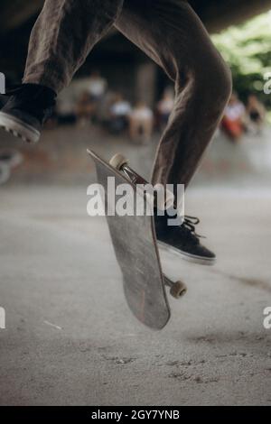 SARAJEVO, BOSNIEN UND HERZEGOWINA - 20. Jun 2021: Ein Teenager fährt im Skatepark unter der Brücke in Sarajevo, Bosnien und Herzegowina, Skateboarden Stockfoto