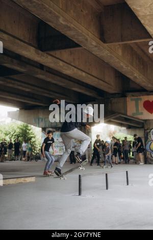SARAJEVO, BOSNIEN UND HERZEGOWINA - 20. Jun 2021: Ein Teenager fährt im Skatepark unter der Brücke in Sarajevo, Bosnien und Herzegowina, Skateboarden Stockfoto