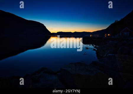 Angelurlaub in selje norwegen. Die blaue Stunde am Fjord. Ruhige Stimmung. Bunter Moment Stockfoto