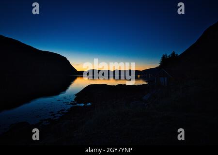 Angelurlaub in selje norwegen. Die blaue Stunde am Fjord. Ruhige Stimmung. Bunter Moment Stockfoto