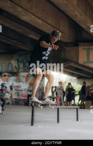 SARAJEVO, BOSNIEN UND HERZEGOWINA - 20. Jun 2021: Ein Teenager fährt im Skatepark unter der Brücke in Sarajevo, Bosnien und Herzegowina, Skateboarden Stockfoto