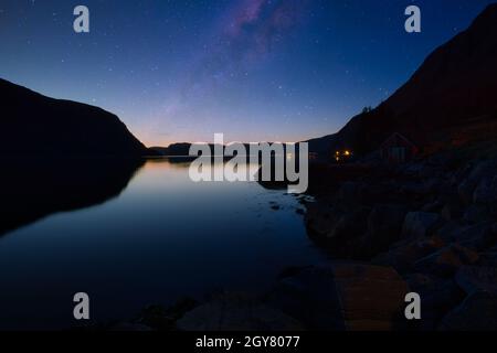 Angelurlaub in selje norwegen. Die blaue Stunde am Fjord. Ruhige Stimmung. Bunter Moment Stockfoto