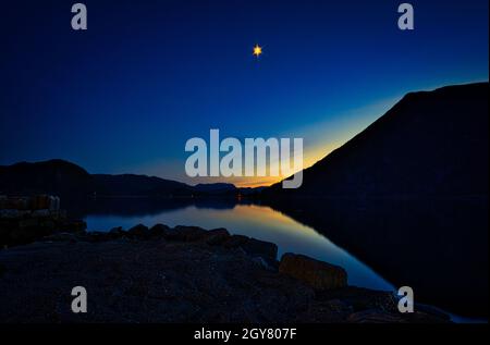 Angelurlaub in selje norwegen. Die blaue Stunde am Fjord. Ruhige Stimmung. Bunter Moment Stockfoto