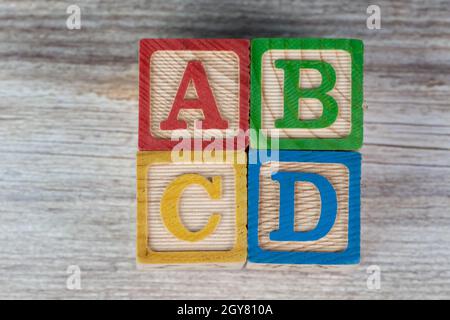 ABCD Holzblock Alphabet Puzzle auf Holz Hintergrund Stockfoto