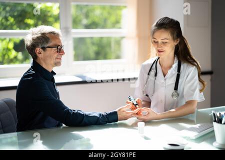 Diabetes Blutzucker-Check Für Den Menschen Durch Arzt Stockfoto