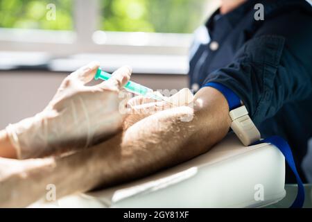 Blutentnahme durch den Arzt. Menschen Spenden Und Testen Stockfoto