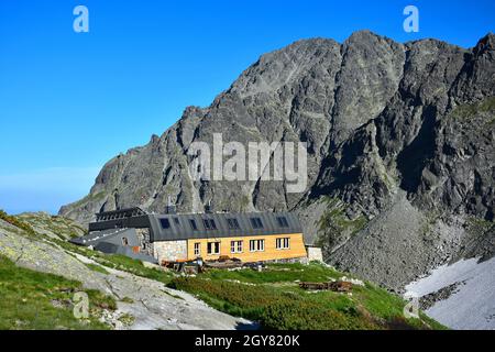 Zbojnicka Chata , die Berghütte am oberen Ende der Schlucht Velka Studena Dolina in der Hohen Tatra. Slowakei. Bild aus öffentlichem Boden. Stockfoto