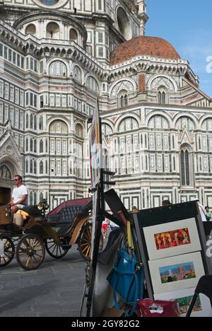 Stände, Pferdekutsche und Santa Maria del Fiore Kathedrale Kirche (Duomo) Florenz, Italien. Stockfoto