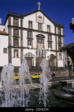 kirche do colegio (Igreja de Sao Joao Evangelista) und ein Brunnen in praca do municipio Funchal, Madeira, Portugal Stockfoto