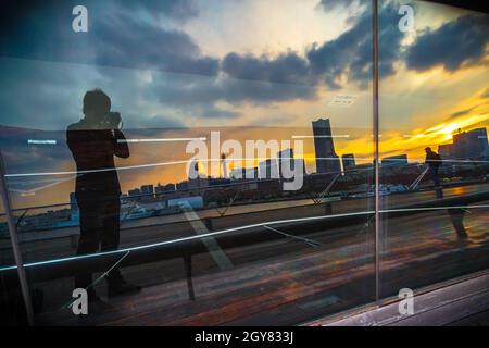 Silhouette spiegelt sich im Glas von Osanbashi wider. Drehort: Präfektur kanagawa, Yokohama-Stadt Stockfoto