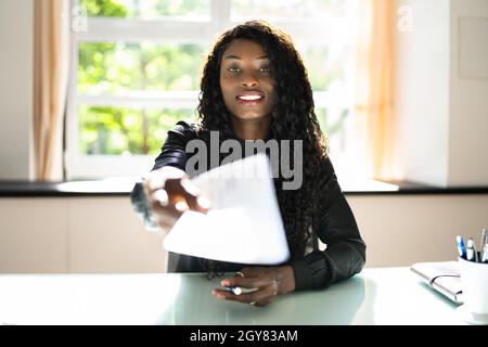 Afrikanische Geschäftsfrau, Die Gehaltsscheck Oder Gehaltsscheck Gibt Stockfoto