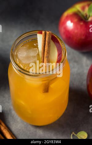 Erfrischender Apfel-Cider-Cocktail mit Rum und Zimt Stockfoto