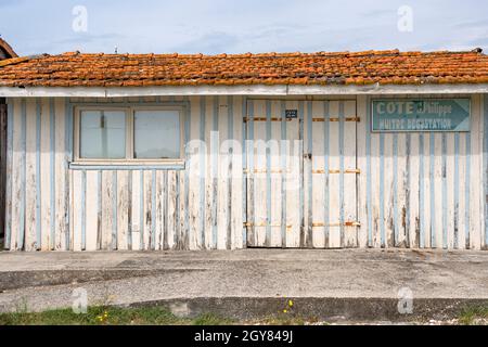 Die Hütten der Austernfischer sind alle farbenfroh mit Streifen verziert und Grenzen an den kleinen Hafen von Audenge, Bassin d'Arcachon, Frankreich Stockfoto