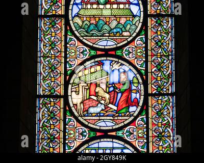 Ein Buntglasfenster mit einer Darstellung der Arche Noah in der Ely Cathedral in Ely, Cambridgeshire, Großbritannien, das aus dem Jahr 1083 stammt. Stockfoto