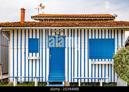 Die Hütten der Austernfischer sind alle farbenfroh mit Streifen verziert und Grenzen an den kleinen Hafen von Audenge, Bassin d'Arcachon, Frankreich Stockfoto