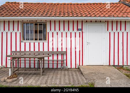 Die Hütten der Austernfischer sind alle farbenfroh mit Streifen verziert und Grenzen an den kleinen Hafen von Audenge, Bassin d'Arcachon, Frankreich Stockfoto