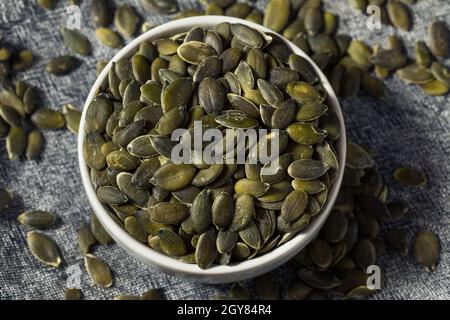 Gesunde Bio-Pepitas mit rohen Kürbissamen in einer Schüssel Stockfoto