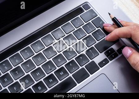 Hände Zeigen Drücken Von Computertastaturtasten Mit Schreibmaschine Neue Ideen. Stockfoto