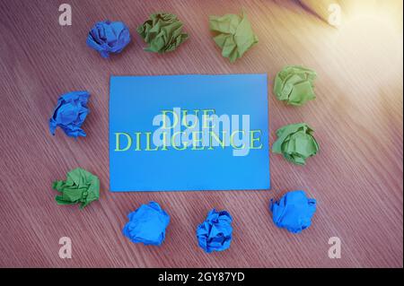 Hand schreiben Zeichen Due Diligence, Wort für vermeiden Schaden anderen Geschäftseigentum für eine Vereinbarung bunte zerknitterte Papiere kreisförmige Muster Umgebung Stockfoto