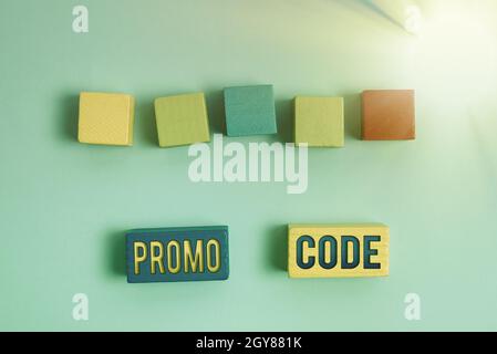 Handschrift Text Promo-Code, Wort auf Buchstaben oder Zahlen geschrieben, die einen Rabatt auf etwas Stapel von Sample Cube rechteckige Boxen auf ermöglicht Stockfoto