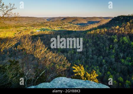 Malerische Aussicht auf die Landschaft in der Nähe von Berea, Kentucky vom Eagle Nest Point im Wandergebiet Pinnacles Stockfoto