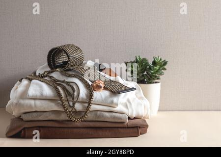 Damenmode in Pastellfarben. Minimal Mode Kleidung Konzept. Fashion Blog, Website, Social Media Hero Header. Stockfoto