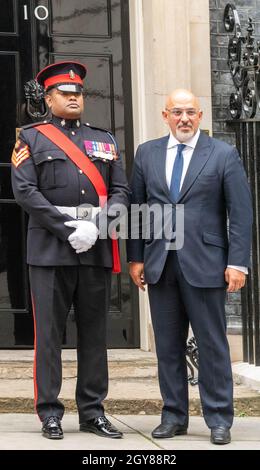 London, Großbritannien. Oktober 2021. Color Sergeant Johnson Beharry VC GOC, und Nadhim Zahawi, Education Secretary in Downing Street, Credit: Ian Davidson/Alamy Live News Stockfoto