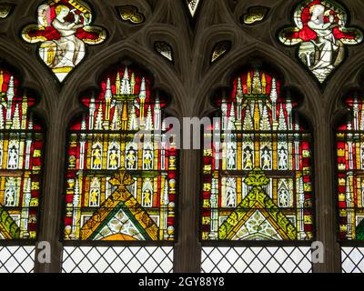 Ein Buntglasfenster in Ely Cathedral in Ely, Cambridgeshire, Großbritannien, das aus dem Jahr 1083 stammt. Stockfoto