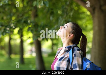 Profil eines Studenten, der auf einem Campus oder Park frische Luft atmet Stockfoto