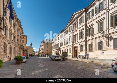 Cuneo, Piemont, Italien - 6. Oktober 2021: Beginn der Via Roma (Rom-Straße), auf der rechten Seite Gebäude mit Auditorum San Giovanni Stockfoto