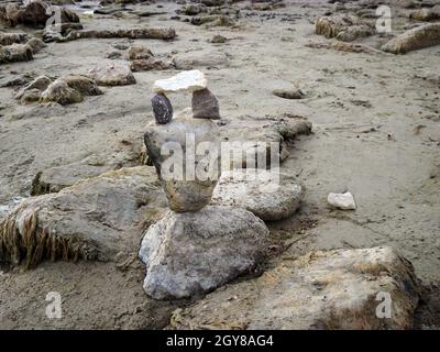 Zusammensetzung von Steinen am sandigen Ufer des Kaspischen Meeres. Region Kasachstan Mangistau. 27 Oktober 2019 Jahr. Stockfoto