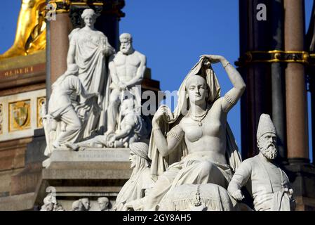 London, England, Großbritannien. Albert Memorial (1872: George Gilbert Scott) in Kensington Gardens. Alegorische Statue, die Asien darstellt Stockfoto