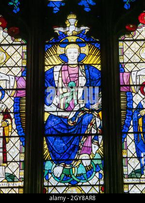 Ein Buntglasfenster in Ely Cathedral in Ely, Cambridgeshire, Großbritannien, das aus dem Jahr 1083 stammt. Stockfoto