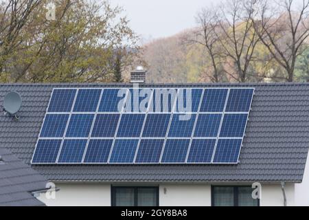 Anordnung einer Anlage für die Produktion von Solarenergie Stockfoto