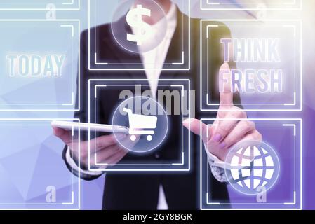 Schreiben Text anzeigen Denken Sie frisch, Wort über das Denken auf natürliche Inhaltsstoffe positive gute Umwelt Lady in Uniform Holding Telefon drücken geschrieben Stockfoto