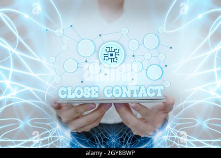 Textunterschrift präsentiert engen Kontakt, Wort geschrieben über eine Geschichte der direkten Exposition gegenüber einer casepatienten Dame in Uniform Standing Holding Tablet Sh Stockfoto