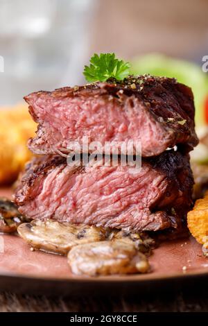 Steak Scheiben mit Kroketten und Pilzen Stockfoto