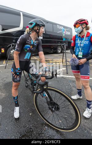 Southend on Sea, Großbritannien, 7. Oktober 2021. Profi-Radfahrerin Lorena Wiebes vom Team DSM, nachdem sie die vierte Etappe der AJ Bell Womens 2021 Tour gewonnen hatte. Sie tragen einen schwarzen Helm und eine Radsportuniform mit Markenlogo mit Sponsoren wie Scott, Shimano und UCI Women’s World Team. Sie lächelt und steht vor dem Team Vehicle Support Bus, am Ende des Wettkampfs. Penelope Barritt/Alamy Live News Stockfoto