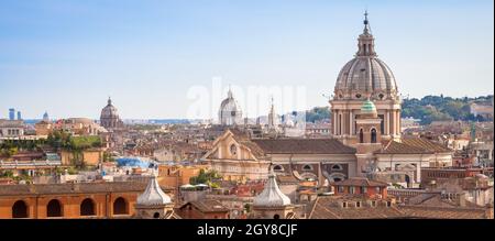 ROM, ITALIEN- CA. AUGUST 2020: Panorama-Stadtlandschaft mit blauem Himmel und Wolken Stockfoto