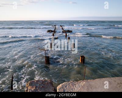Alte Betonpier Kaspisches Meer. Kasachstan. Mangistau. Aktau. 05 November 2019 Jahr. Stockfoto