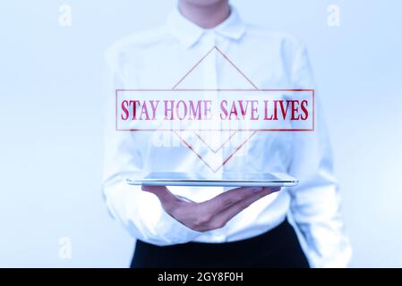 Sign Display Stay Home Save Lives, Word for verringern Sie die Anzahl der infizierten Patienten, indem Sie nicht das Haus präsentieren Neue Technologie Ideen diskutieren Stockfoto