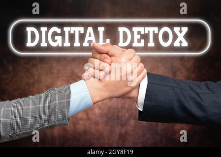 Schreiben Anzeige Text Digital Detox, Word für das Verbot der Verwendung von elektronischen und digitalen Geräten zwei Professional gut gekleidete Corporate Busine Stockfoto