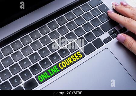 Textschild zeigt Online-Kurse, Geschäftsidee verdienen eine Ausbildung, die über das Internet durchgeführt wird Hände zeigen Drücken der Computer-Tastatur-Taste Stockfoto