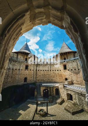 Soroca Festung Blick von innen. Alte Militärfestung, historisches Wahrzeichen in Moldawien. Alte Steinmauern Befestigungsanlagen, Türme und Bastionen o Stockfoto