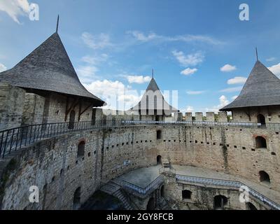 Soroca Festung Blick von innen. Alte Militärfestung, historisches Wahrzeichen in Moldawien. Alte Steinmauern Befestigungsanlagen, Türme und Bastionen o Stockfoto