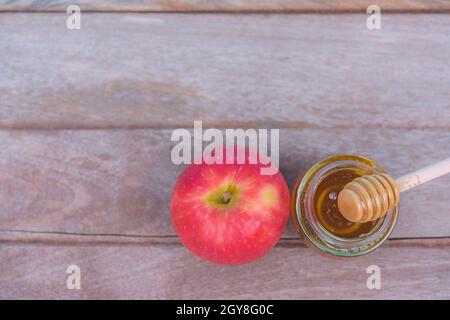 Jüdischer Feiertag, Äpfel Rosh Hashanah auf Draufsicht Foto haben Honig im Glas haben roten Apfel auf Holzhintergrund Stockfoto