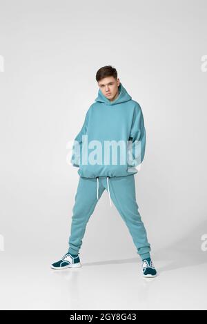 Schöner Mann mit stilvollem, leerem Hoodie oder Sweatshirt mit Platz für Logo oder Design. Design-Modell Stockfoto