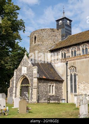 St Mary's Church, Wortham eine sächsische runde Turmkirche in der Nähe von Redgrave, Suffolk, Großbritannien. Stockfoto