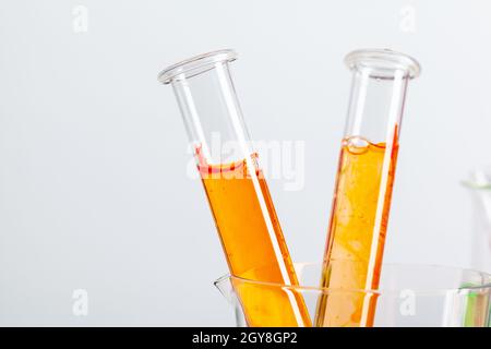 Testflaschen mit Farbproben auf hellgrauem Hintergrund Stockfoto